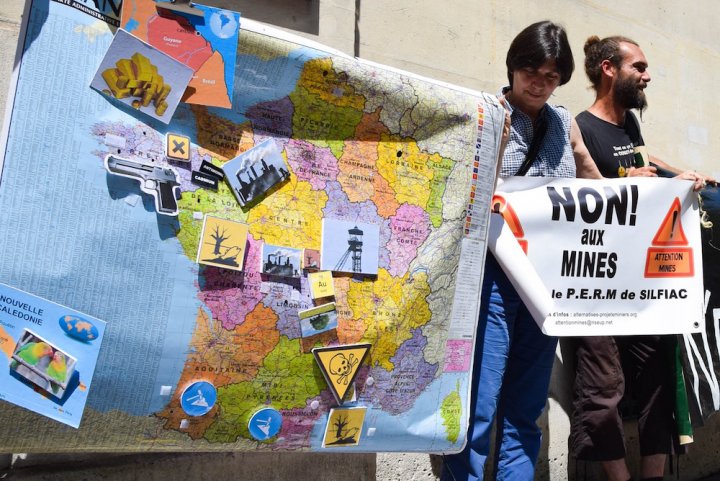 Des écologistes manifestent contre le lobby minier